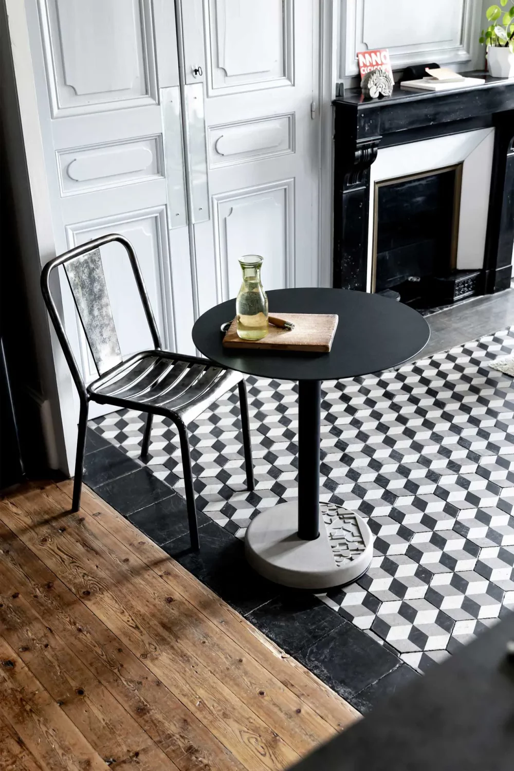 an ideal bistro table in the kitchen, light thanks to the use of aluminum and stable with a concrete base