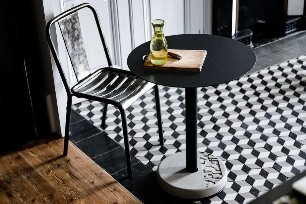 our Donut bistro table as a kitchen table between parquet and vintage tiles