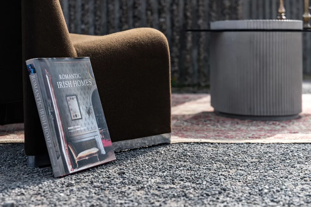 Concrete and hybrid glass cabinet between a coffee table and an extra table