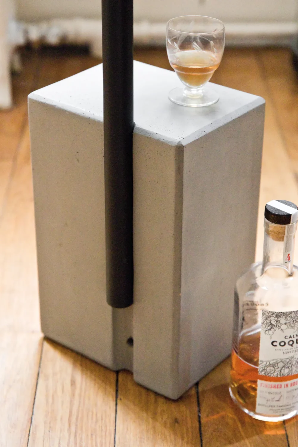 Small but practical, you can also use the concrete ballast to store or deposit objects